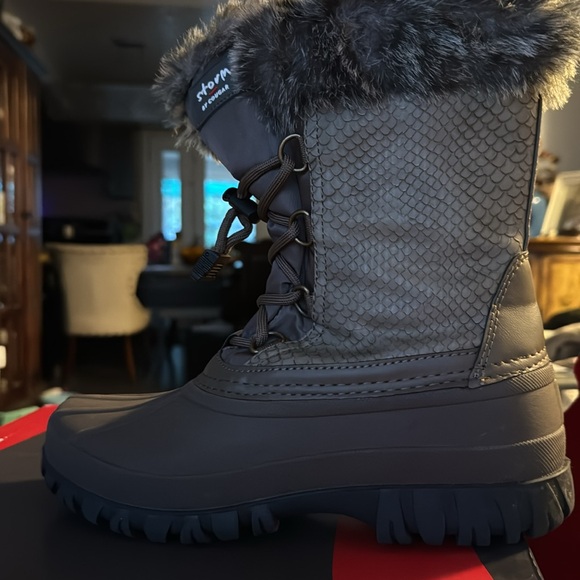 New Storm by Cougar winter Boots 💕💕 - Picture 3 of 6